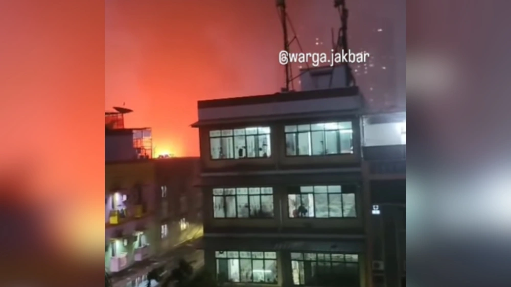 Kobaran membumbung tinggi melahap sejumlah bangunan di kawasan Keagungan, Jakarta Barat, Rabu (22/10/2025) malam. [Instagram]